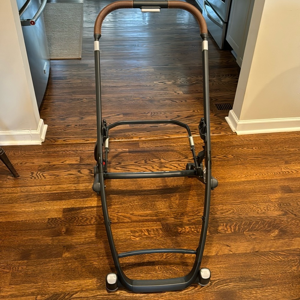 UPPAbaby Vista V2 frame with brown leather handles